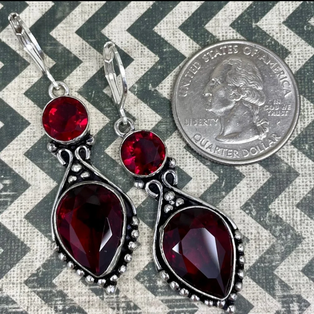 💕NWOT Elegant Red Garnet and Silver Drop Earrings - Picture 2 of 10
